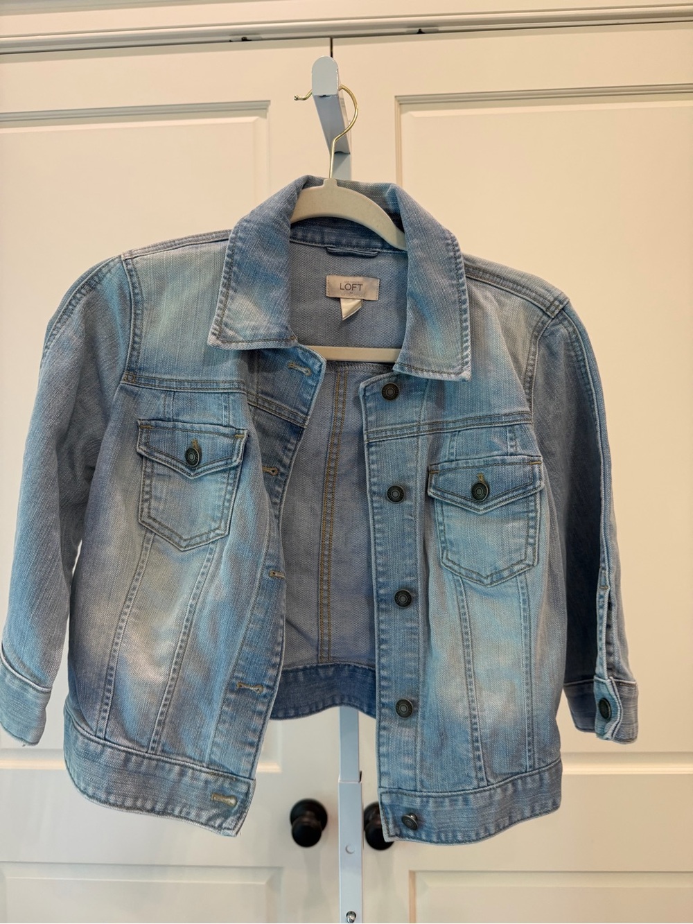 LOFT Blue light wash Jean Jacket Cropped
Denim Classic size XS